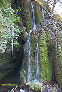 Водопадик у левого грота Хайрахташа