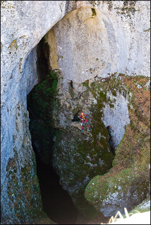 Спуск в пещеру Бездонный Колодец