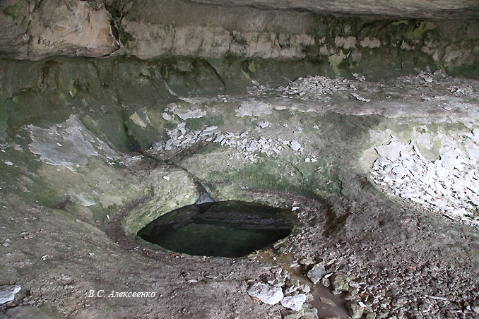 Родник в Большом гроте у пещерного города Кыз-Кермен