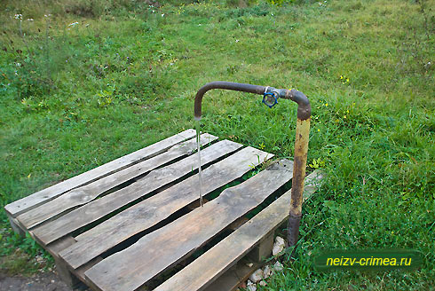 Кран питьевой воды на перекрестке в Мелехово