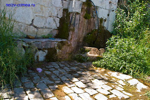 Старая брусчатка у фонтана Каракоз-Чешме