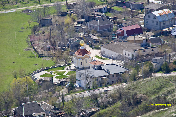 Вид на часовню Николая-чудотворца с горы Кызыл-Баир